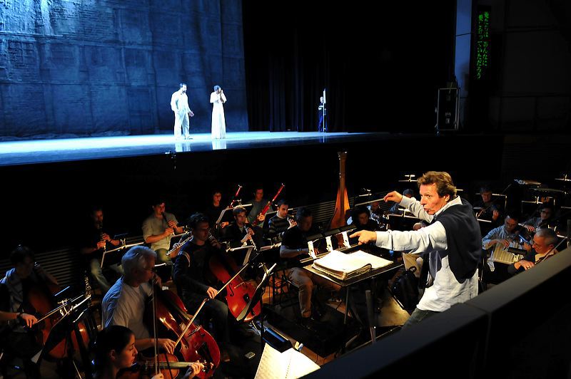 En répétition avec chanteurs et orchestre de chambre de Lausanne, Tournée Carmen, Japon, 2008